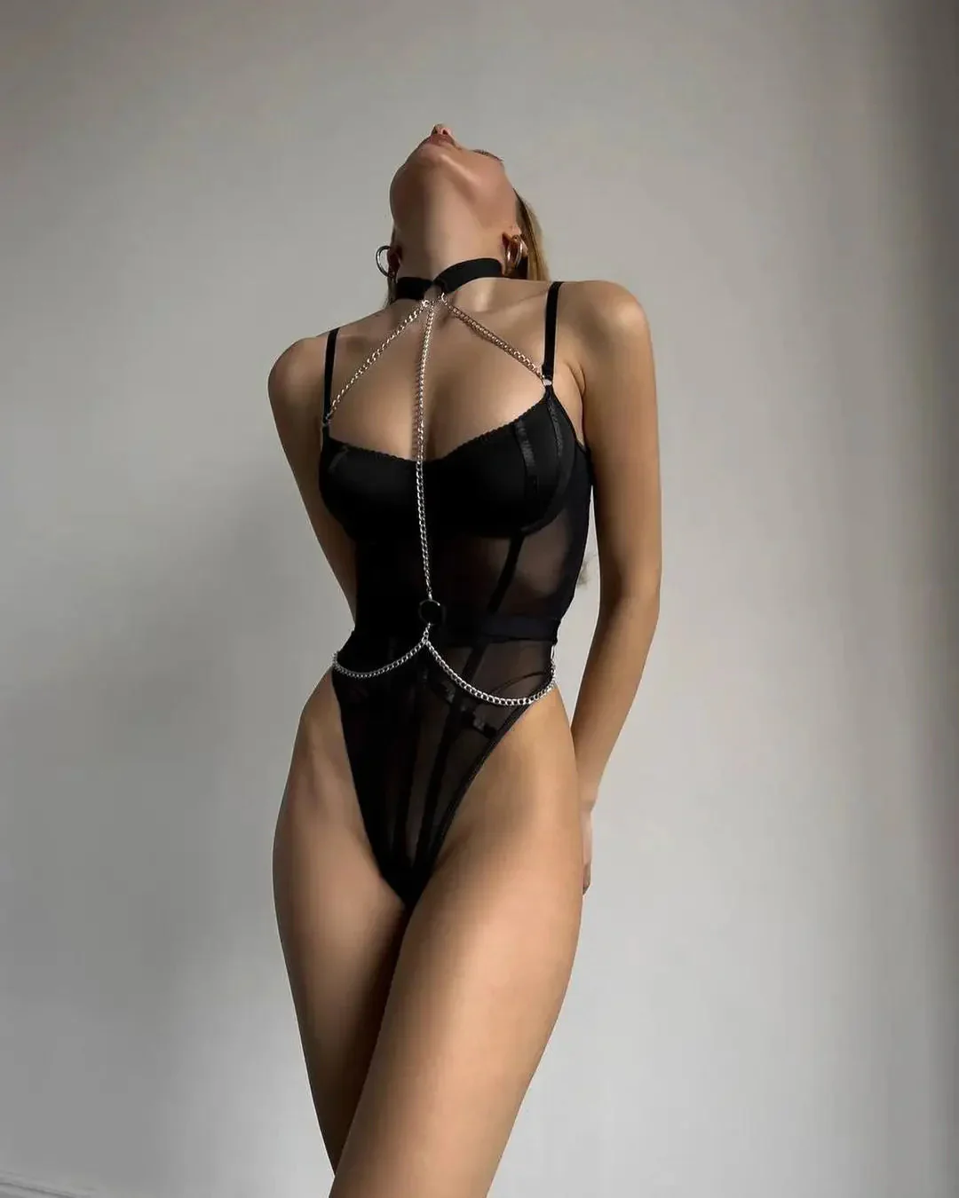 Body z metalowymi łańcuszkami i regulowanymi ramiączkami - Image 2
