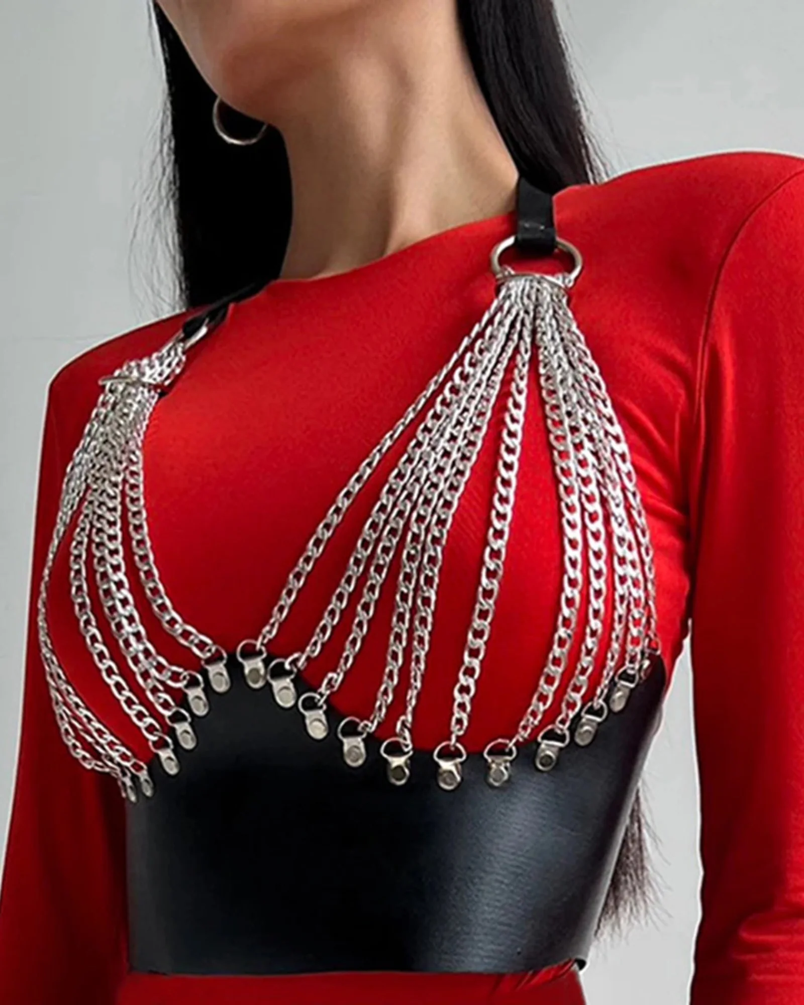 Stylowy harness z łańcuchami