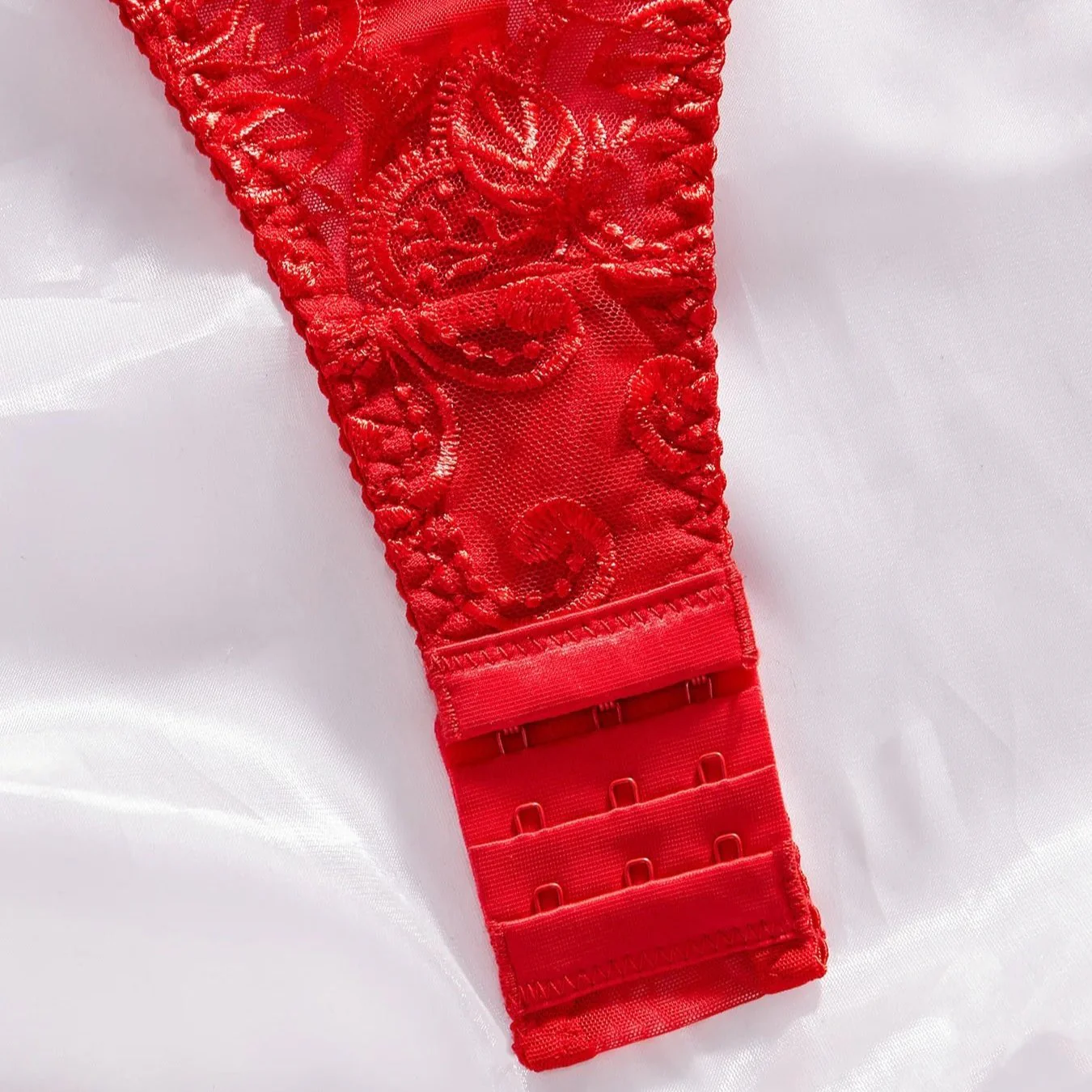 Koronkowe body z głębokim dekoltem w literę V - Image 10