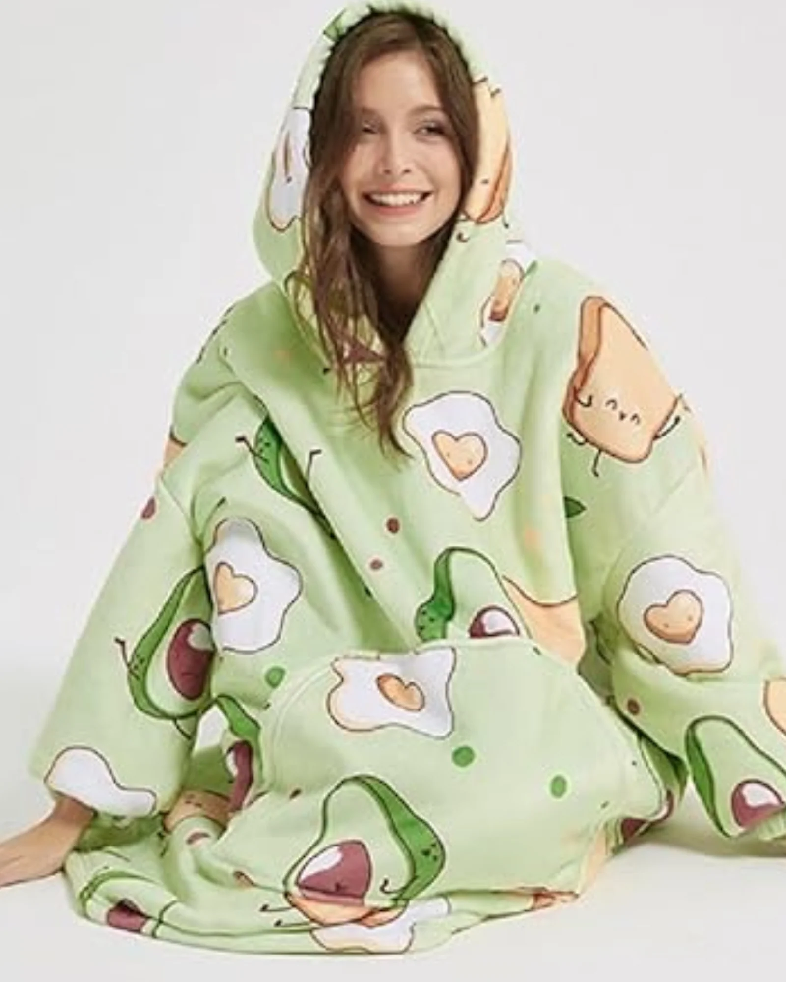 Puchata kocobluza oversize z kapturem i kieszonką - Image 15