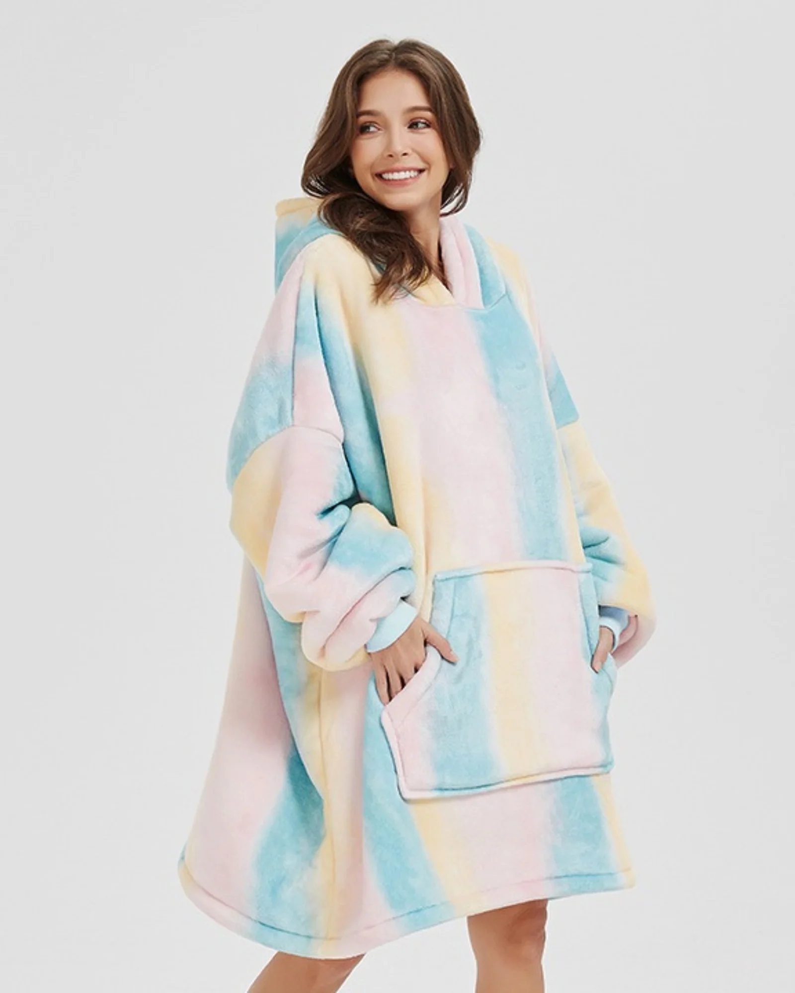 Puchata kocobluza oversize z kapturem i kieszonką - Image 22