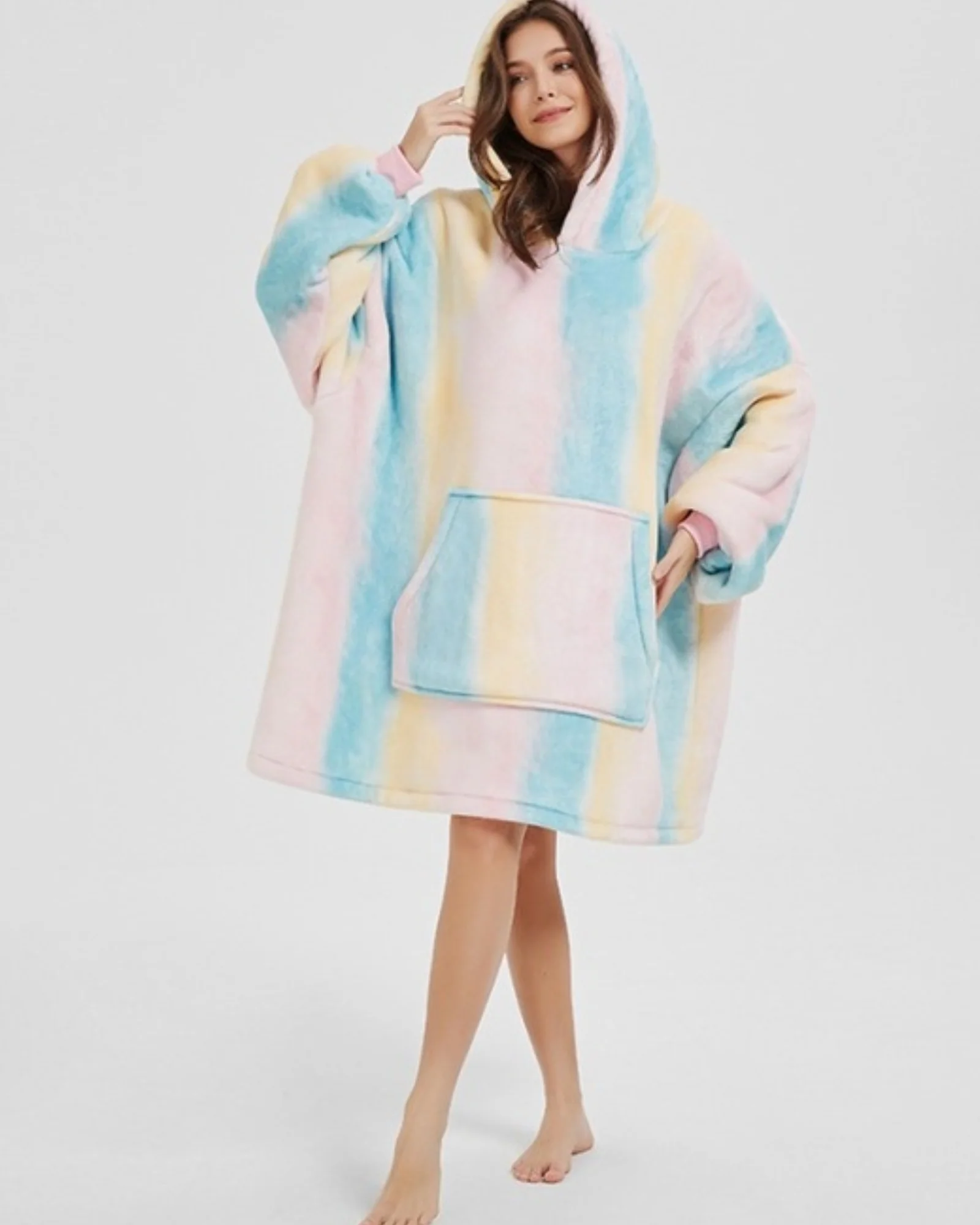 Puchata kocobluza oversize z kapturem i kieszonką - Image 23