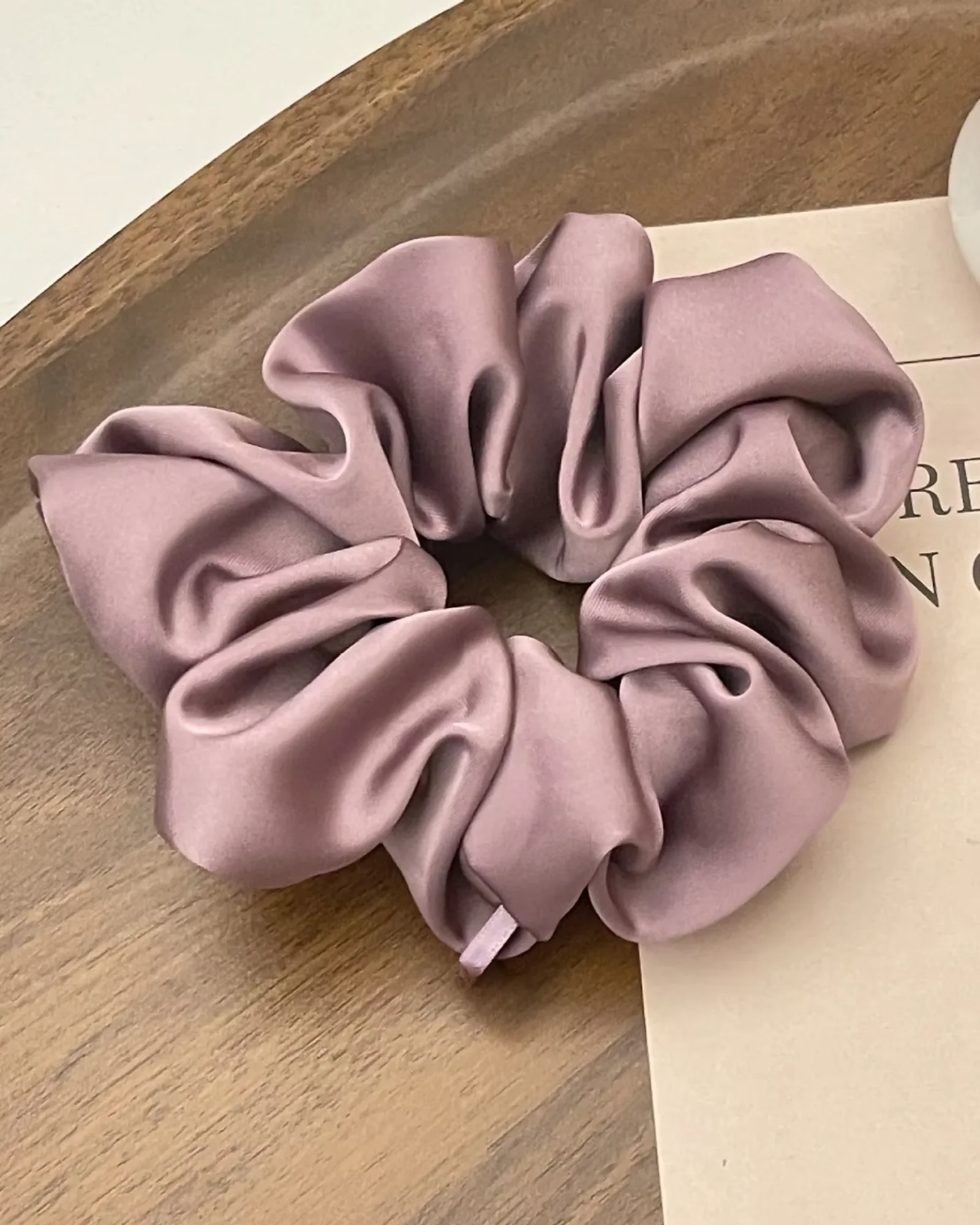Satynowa frotka do włosów scrunchie - Image 10