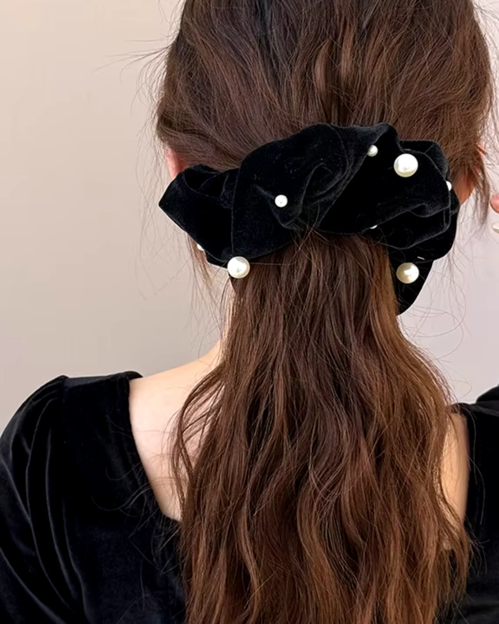 Welurowa frotka do włosów scrunchie z perełkami - Image 2