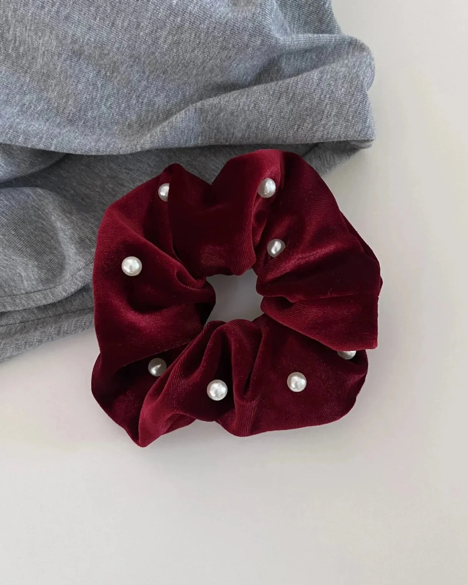 Welurowa frotka do włosów scrunchie z perełkami - Image 3