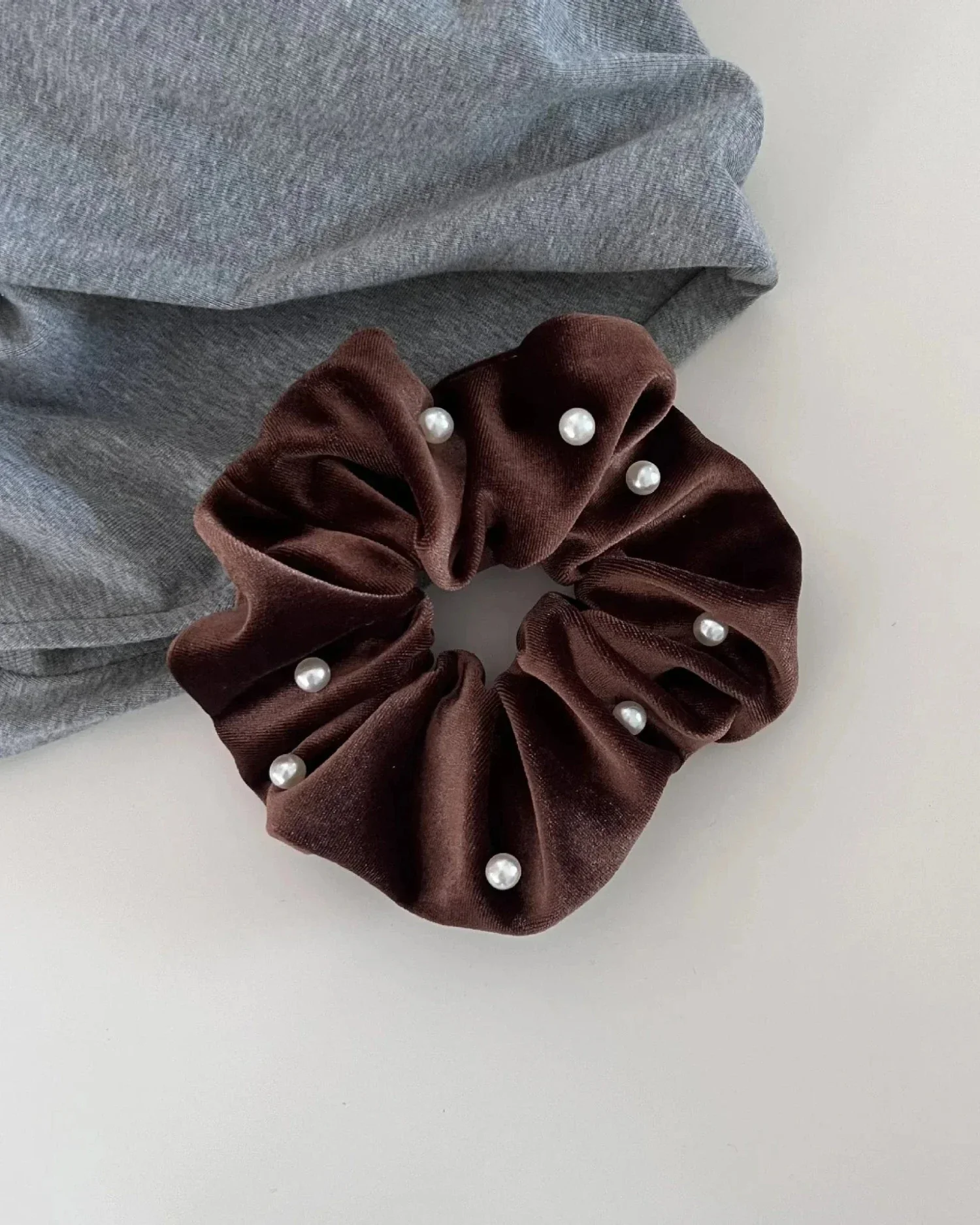 Welurowa frotka do włosów scrunchie z perełkami - Image 4